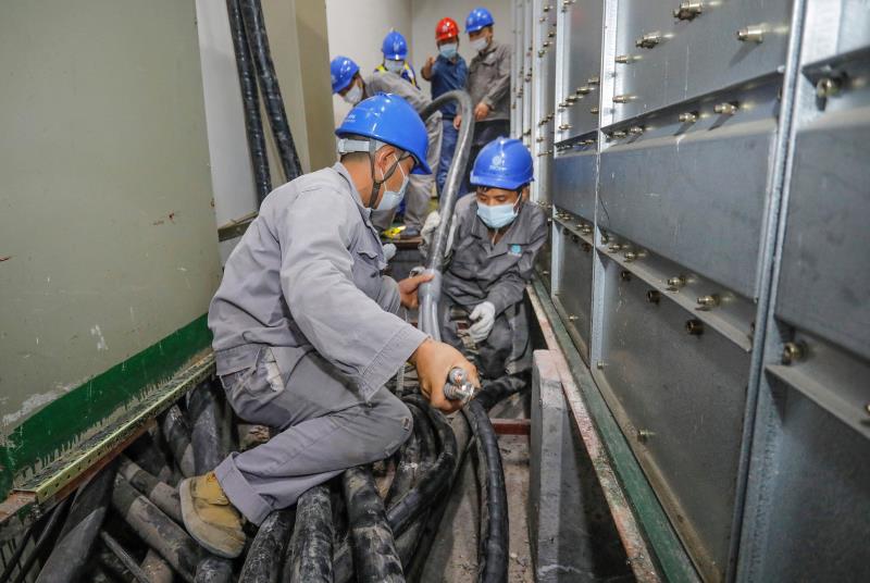 與時(shí)間賽跑，為生命加速 電力員工星夜鏖戰(zhàn)為醫(yī)院用電“增容”