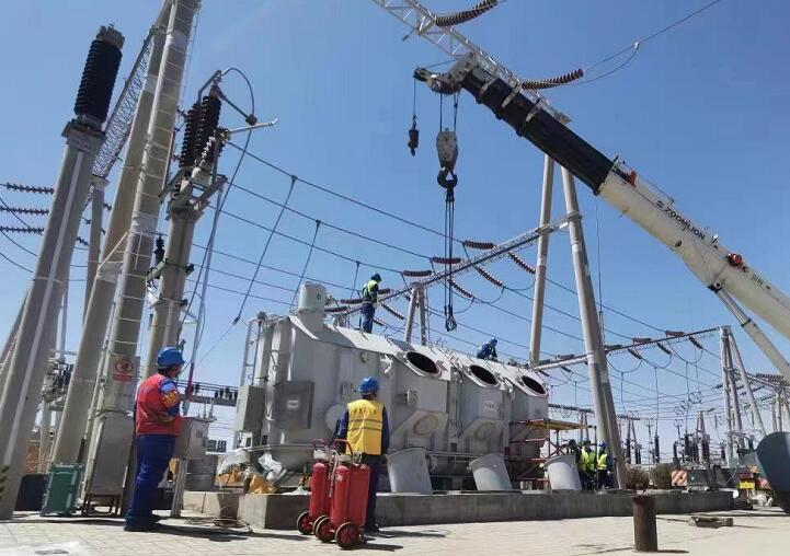 吊罩成功！主變大修工程為“綠色電”保駕護(hù)航
