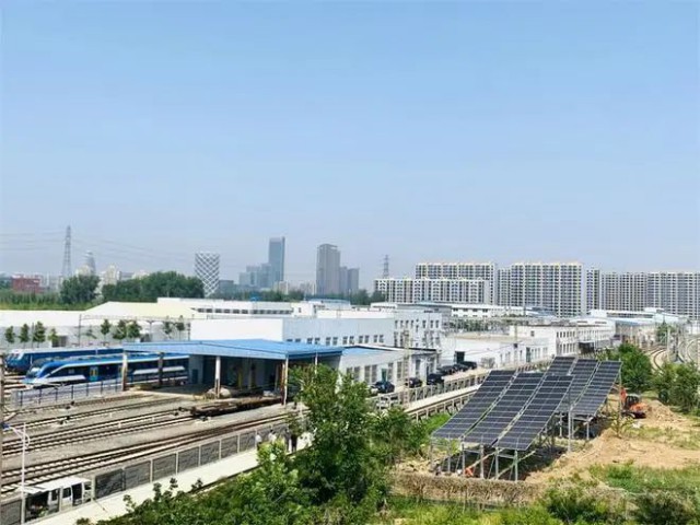 全國(guó)首個(gè)！英利集團(tuán)“光伏+鐵路”示范項(xiàng)目順利并網(wǎng)