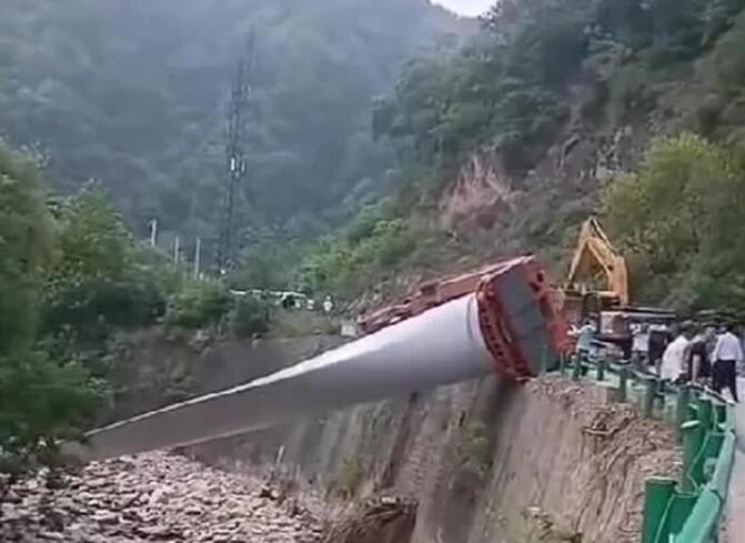 陜西寶雞隴縣:80米風(fēng)電扇葉運(yùn)輸車歪倒,正救援