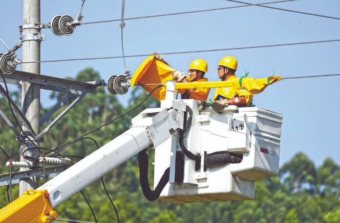 四川廣安：40攝氏度，他們帶電作業(yè)