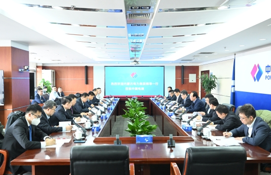 中國(guó)電建黨委書記、董事長(zhǎng)丁丁焰章與內(nèi)蒙古電力集團(tuán)黨委書記、董事長(zhǎng)賈振國(guó)會(huì)談
