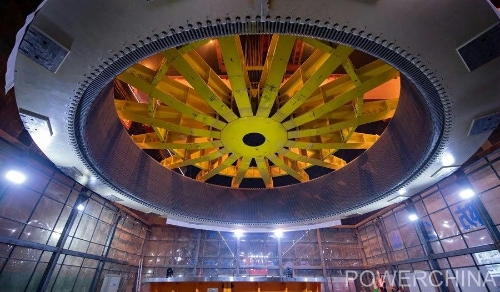 黃河上游在建海拔最高、裝機(jī)容量最大的水電站首臺(tái)機(jī)組定子順利吊裝