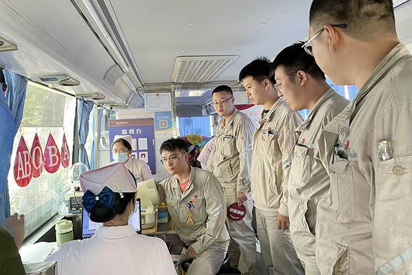 臨汾熱電公司組織“熱血與大愛(ài)同流，真情與奉獻(xiàn)同行”無(wú)償獻(xiàn)血活動(dòng)