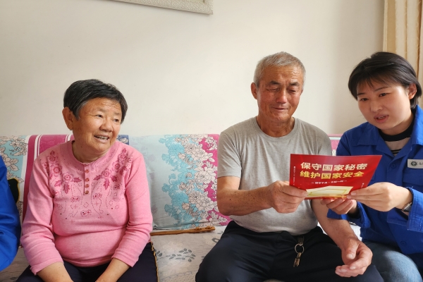 內蒙古電力公司烏海千里山供電公司黨支部、工會、團支部（青工委）開展“蒙電愛心光明行”保密宣傳活動