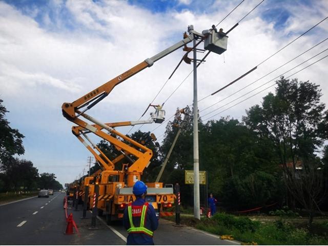 國網(wǎng)郫都供電公司“雙車”帶電緊急搶修，確保上萬群眾用電無憂