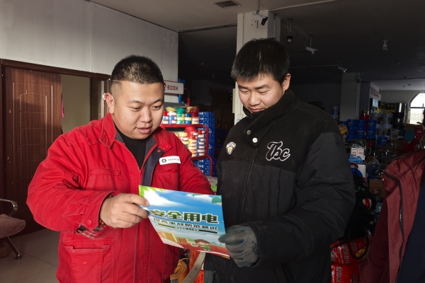 內(nèi)蒙古電力集團(tuán)烏海千里山供電公司蒙電愛心光明行，用電無(wú)憂進(jìn)社區(qū)