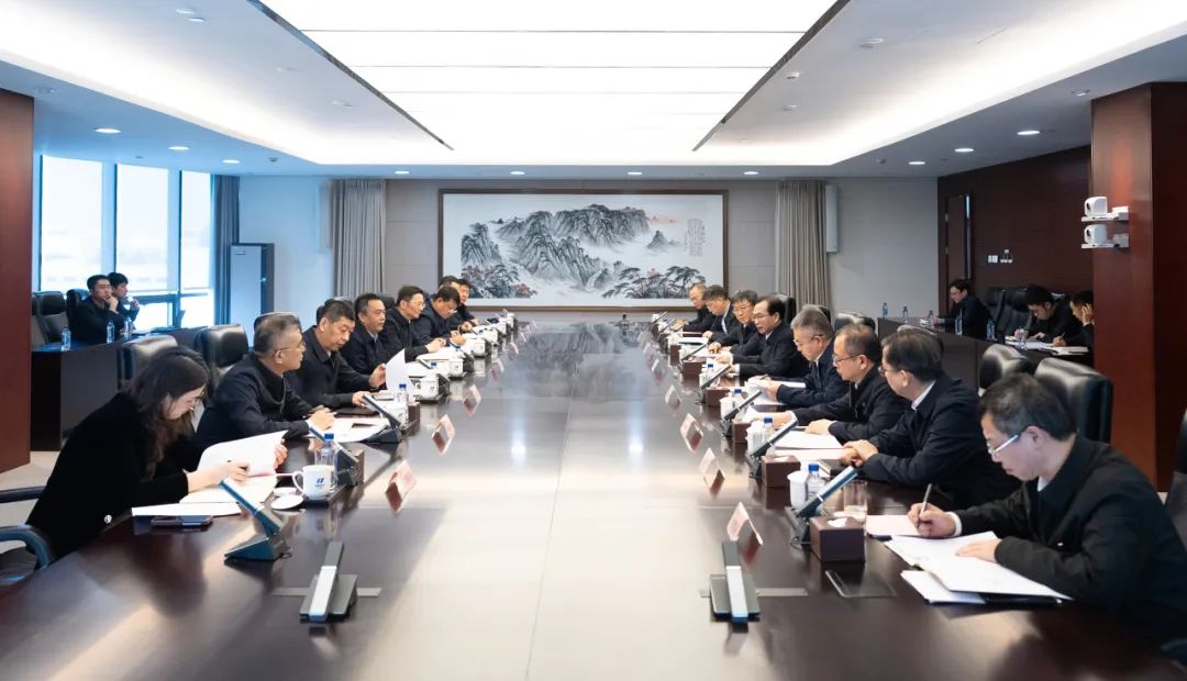 華電集團(tuán)董事長江毅、總經(jīng)理葉向東與哈電集團(tuán)董事長曹志安、總經(jīng)理黃偉舉行會(huì)談
